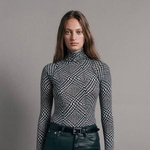 Shaw Cotton Paneled Long Sleeve
Slim Fit Turtleneck